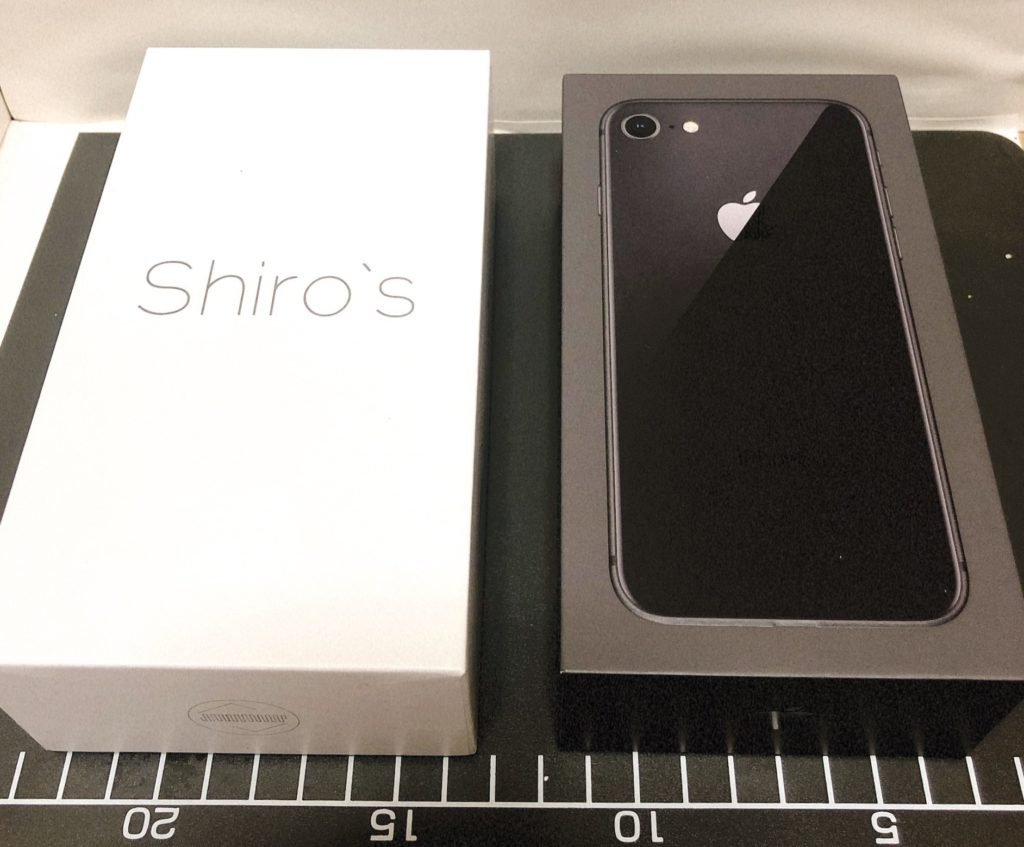 shiro's（シローズ）ホワイトニングキットの箱とiPhoneの箱