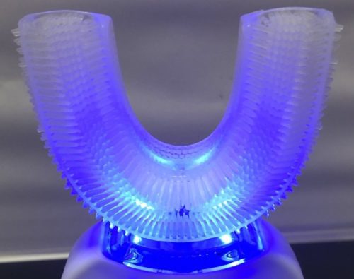 LEDで青く光ったshiro's（シローズ）のマウスピース